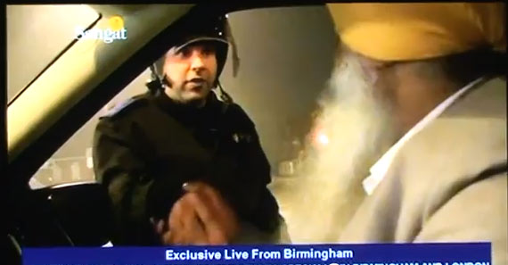 Sangat-shake-hands-with-police